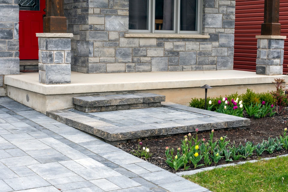 Entrée résidentielle extérieure avec escalier en pierre naturelle et colonnes maçonnées