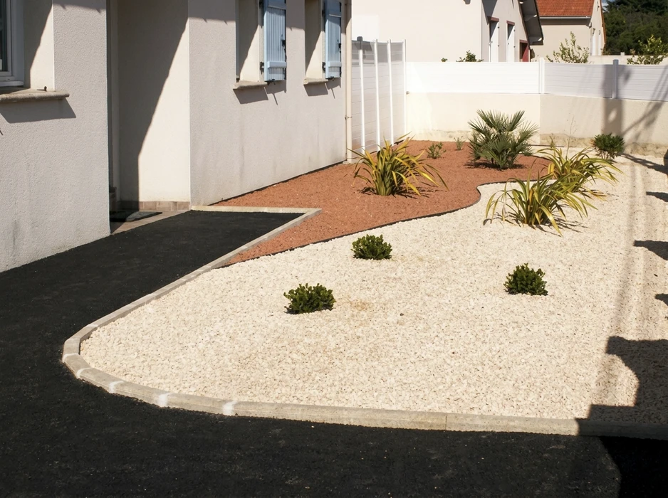 Jardin d'entrée résidentiel aménagé avec massifs décoratifs