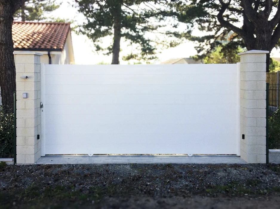 Portail coulissant motorisé, blanc laqué, en aluminium à lames horizontales jointives