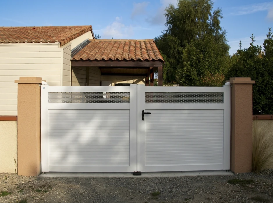 Portail battant double vantail en aluminium blanc, avec lame perforées en partie haute et lames pleines horizontales en partie basse