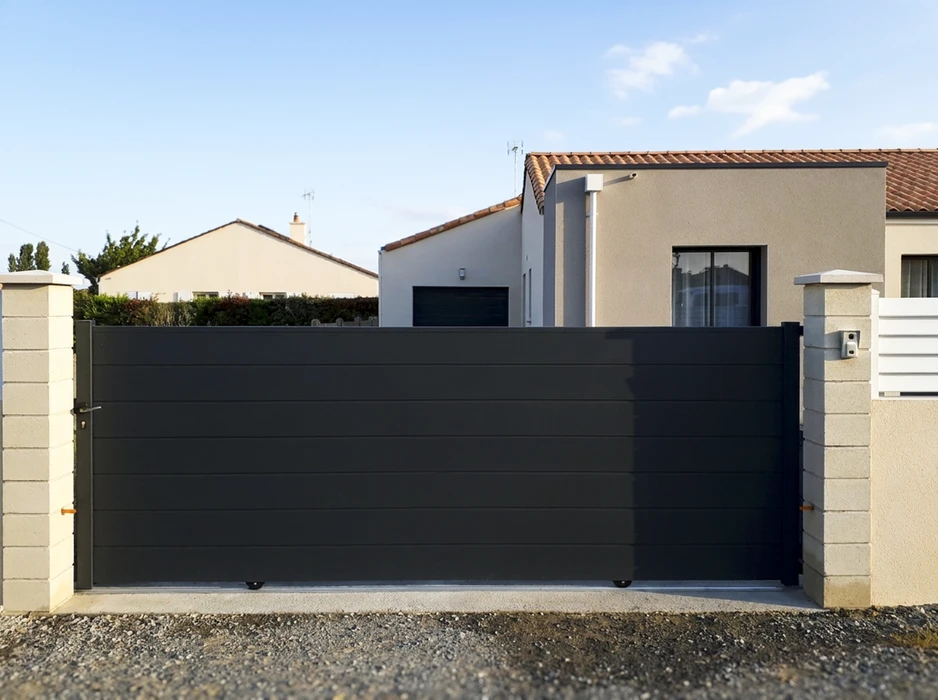 Portail coulissant en aluminium laqué anthracite, lames horizontales pleines, monté sur rails au sol avec motorisation