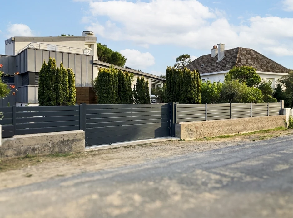 Portail coulissant aluminium laqué gris anthracite, lames horizontales, monté sur muret béton