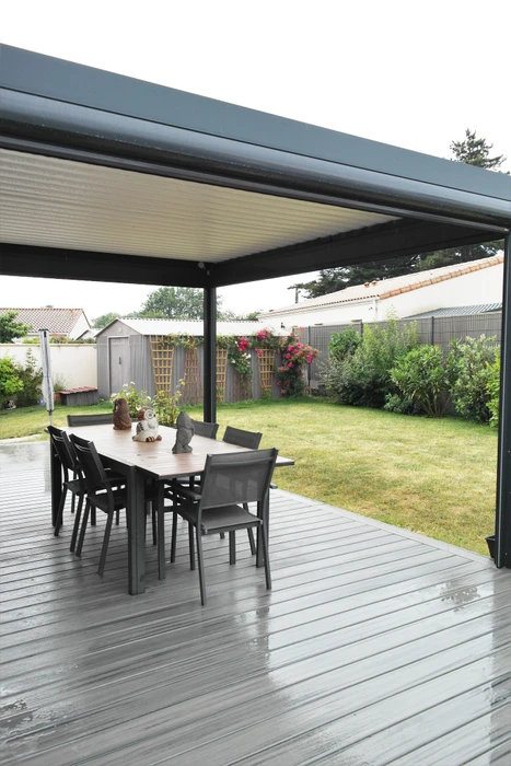 Clôture aluminium gris anthracite à découpes laser motif vagues organiques, composée de 4 panneaux pleins perforés et un portillon battant avec serrure