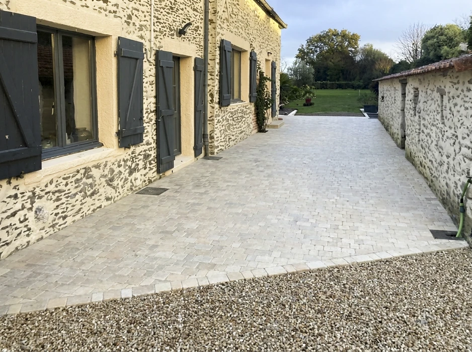 Clôture extérieure en béton préfabriqué, trois panneaux modulaires gris anthracite à décor en relief imitant un motif pierre naturelle éclatée