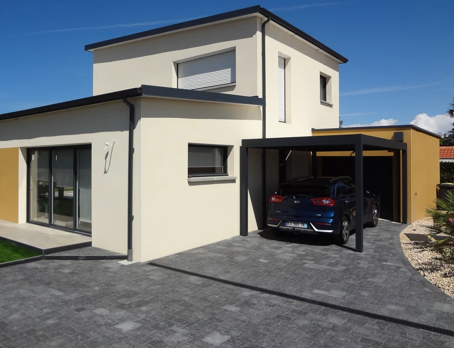 Terrasse extérieure dallée en ardoise grise, clôturée par des panneaux composites WPC (Wood Plastic Composite) à lames horizontales, teinte teck clair